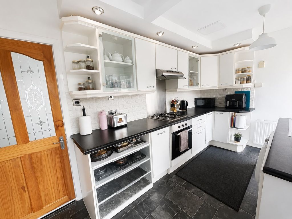 Property photo 2 of 12 Kitchen
