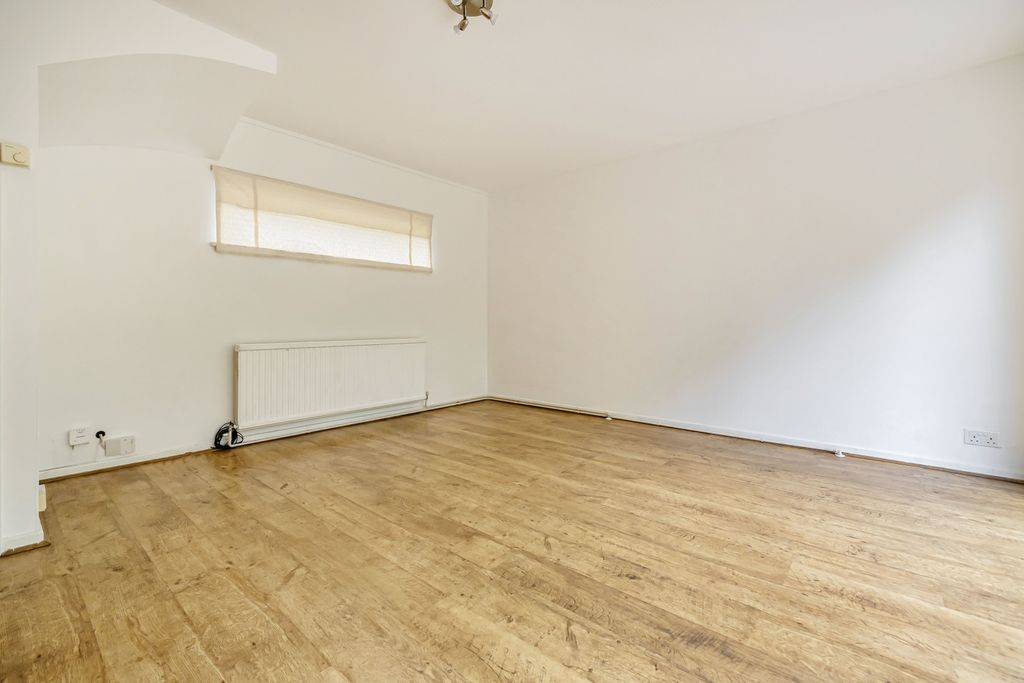 Property photo 3 of 13 Lounge 2