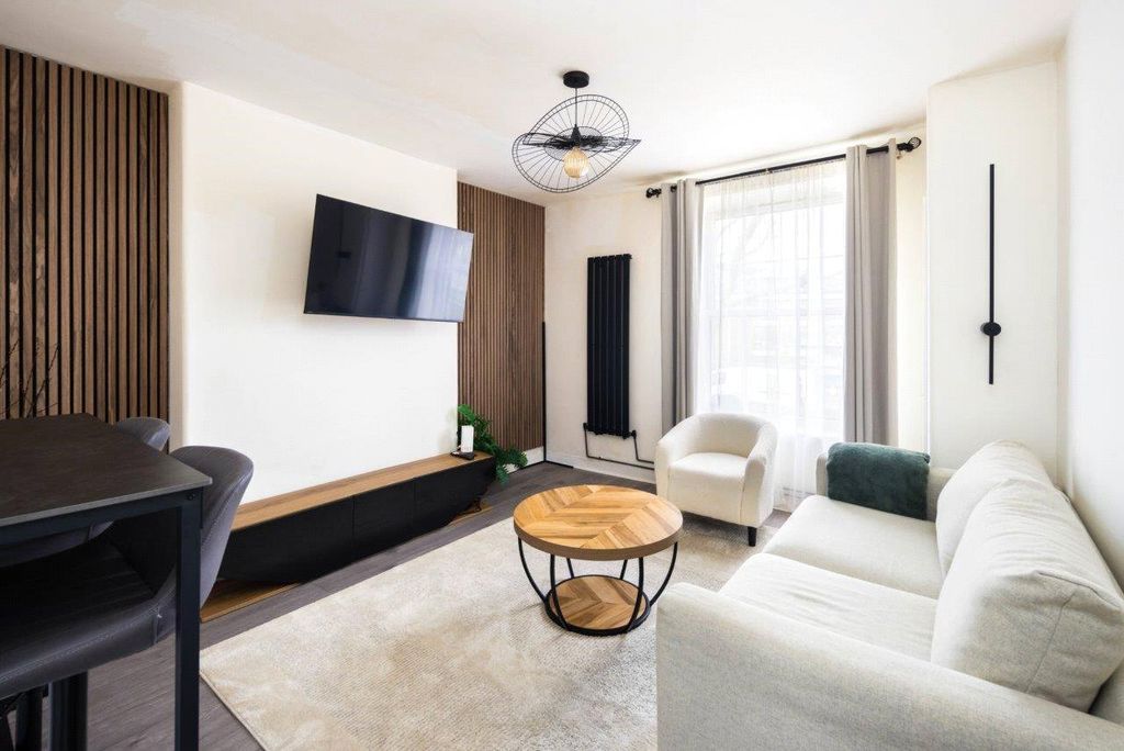 Property photo 1 of 6 Living Room