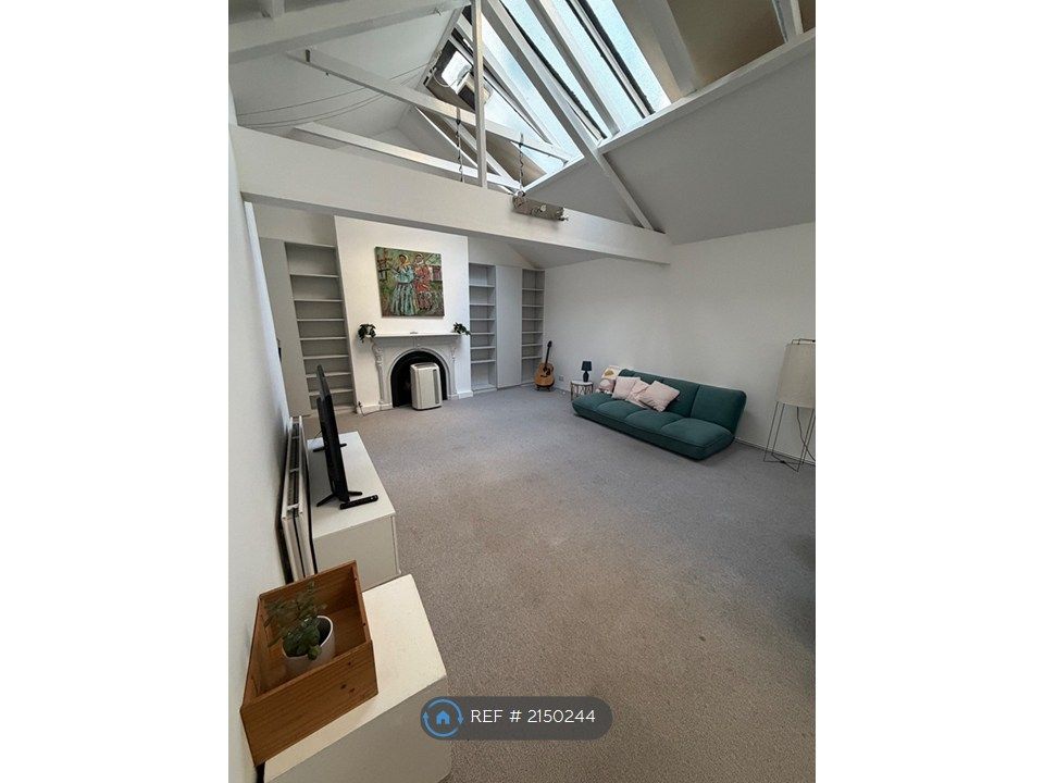 Property photo 1 of 16 Spacious Living Room