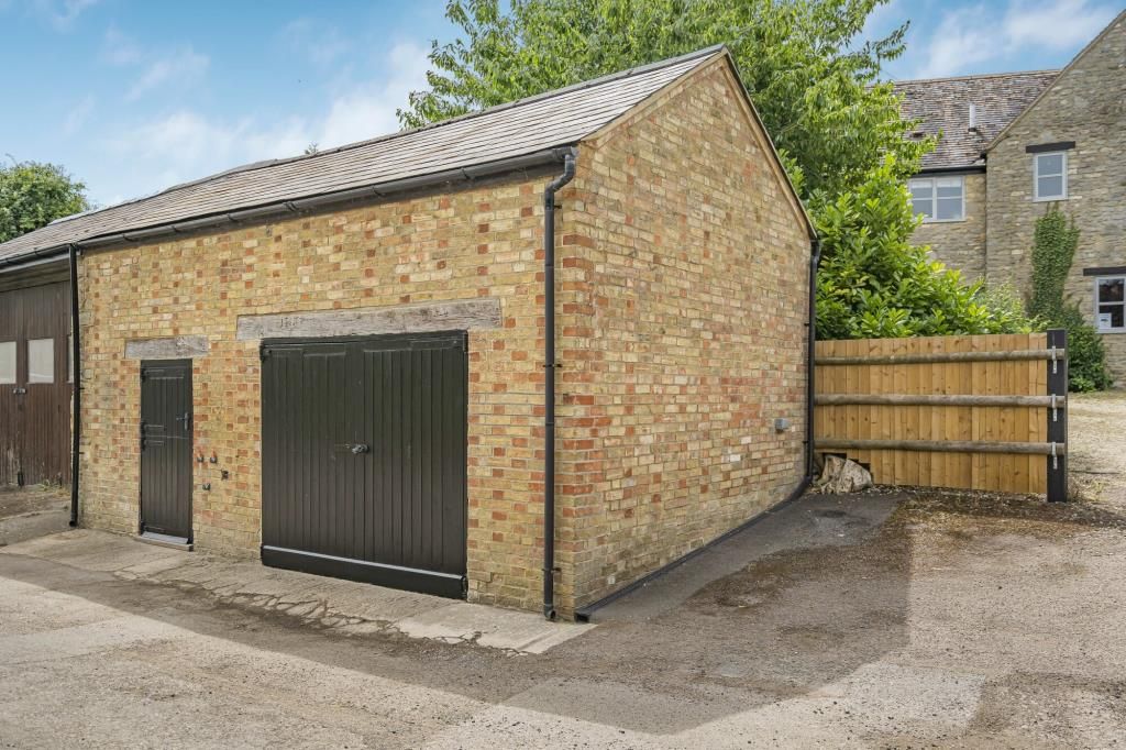 Property photo 3 of 34 Garage