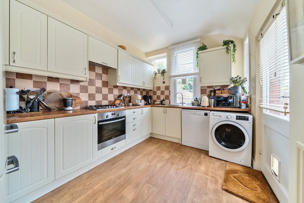 Property photo 2 of 11 Kitchen