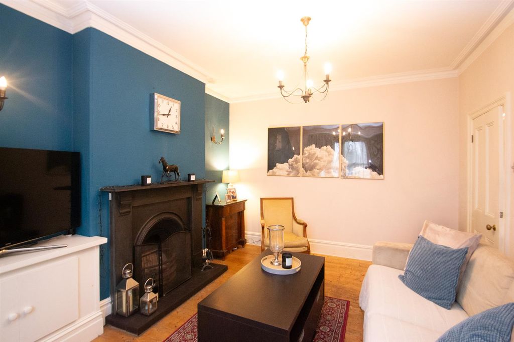 Property photo 3 of 26 Lounge