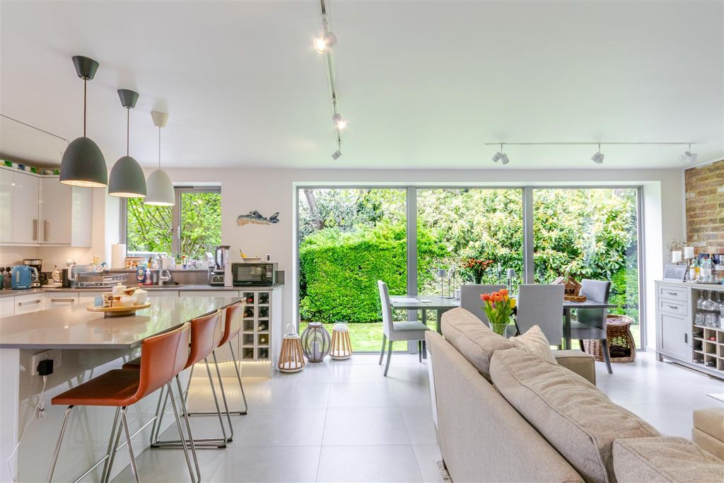 Property photo 2 of 33 Kit Liv 2.Jpg