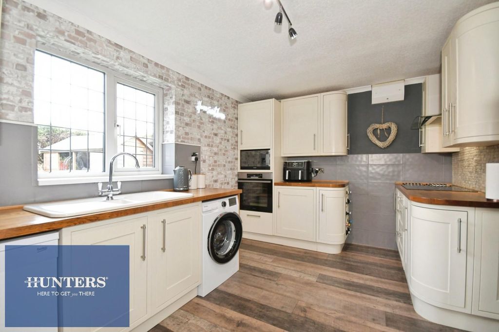 Property photo 3 of 25 Kitchen 01.Jpg