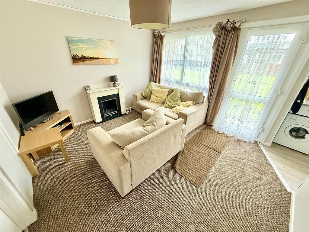 Property photo 3 of 9 Lounge