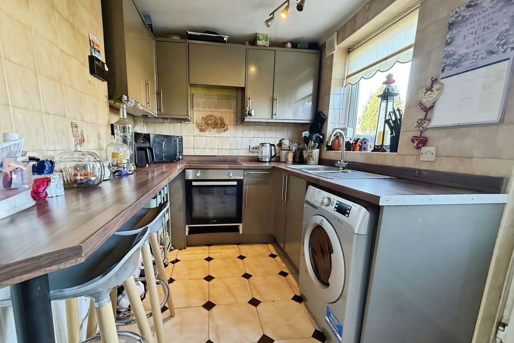 Property photo 3 of 10 Kitchen
