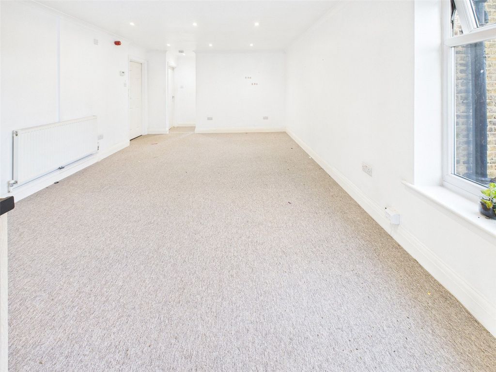 Property photo 3 of 11 Picture No. 12