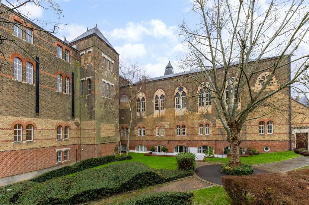 Property photo 1 of 18 Exterior