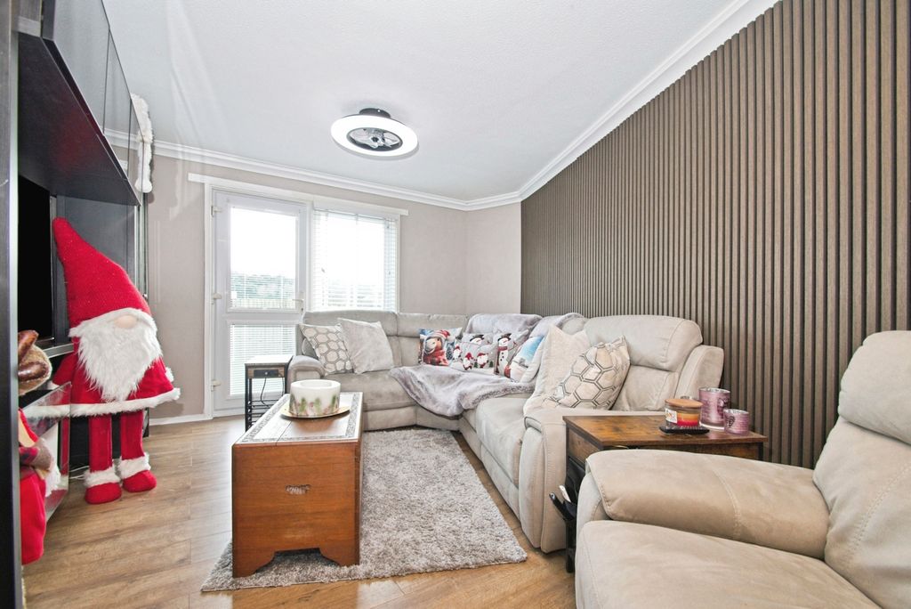 Property photo 3 of 17 Lounge