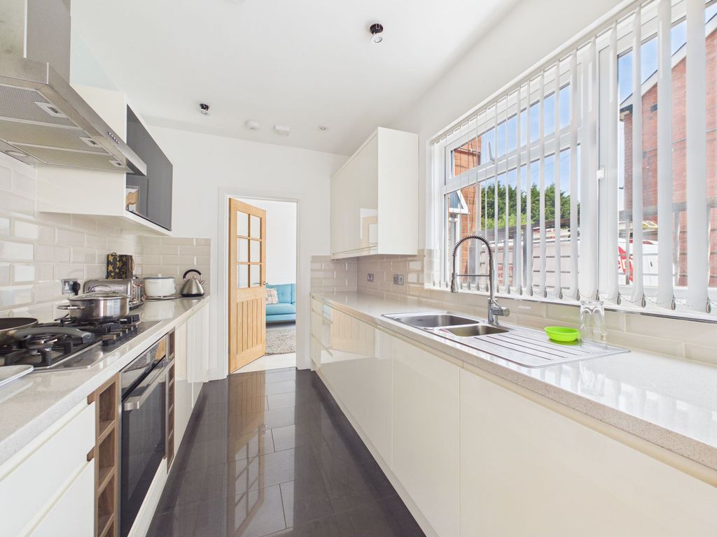 Property photo 3 of 17 Kitchen
