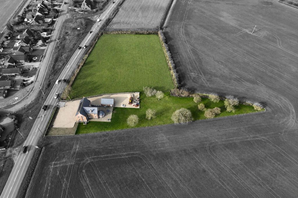 Property photo 2 of 52