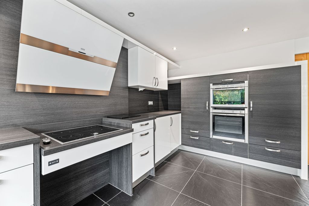 Property photo 3 of 17 Kitchen