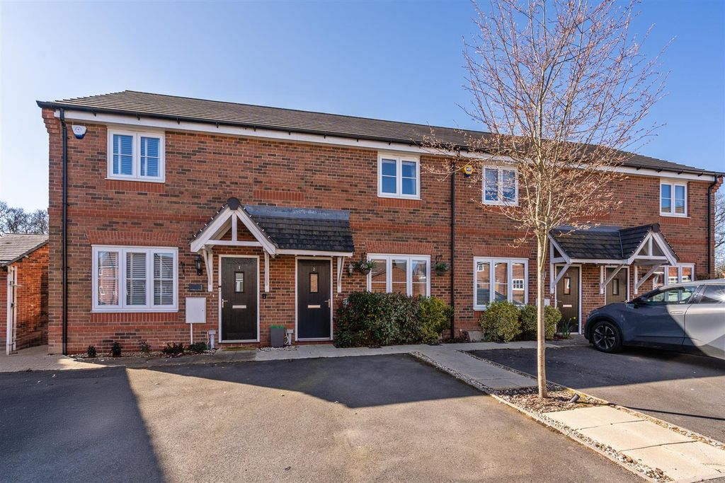 Property photo 1 of 11 3 Memorial Close_1.Jpg