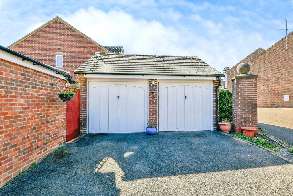 Property photo 2 of 18 Garage