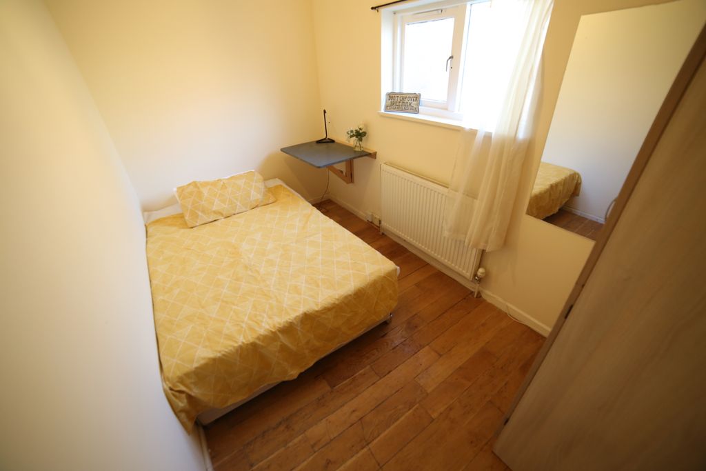 Property photo 2 of 14 Room 2- £680 Available From 21/04/2025