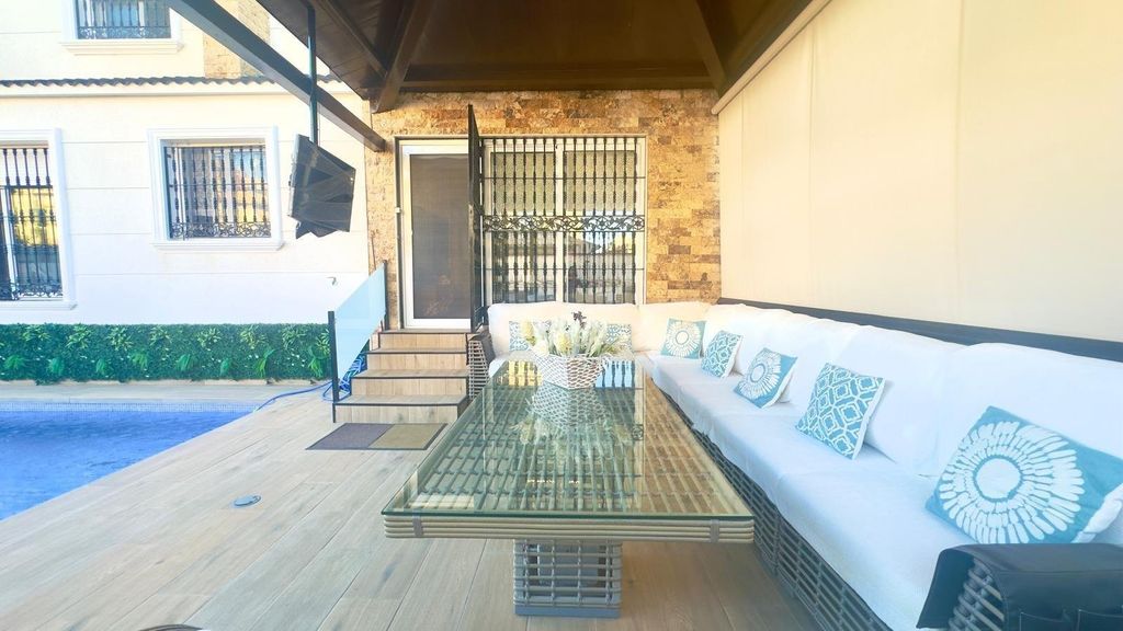 Property photo 2 of 50