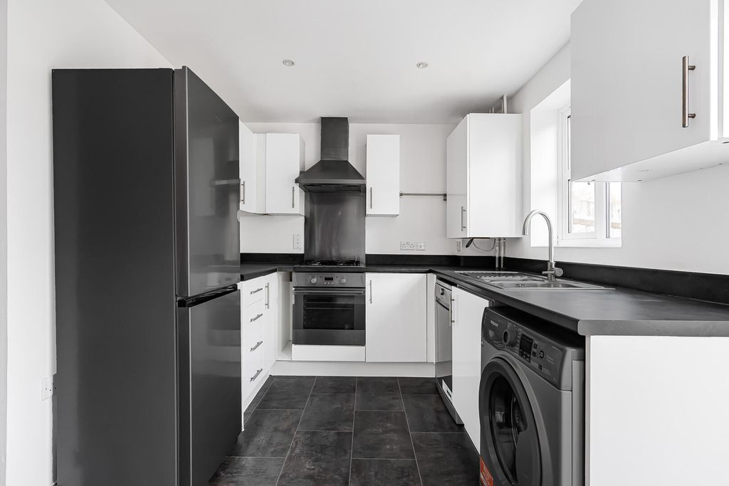 Property photo 3 of 11 Kitchen