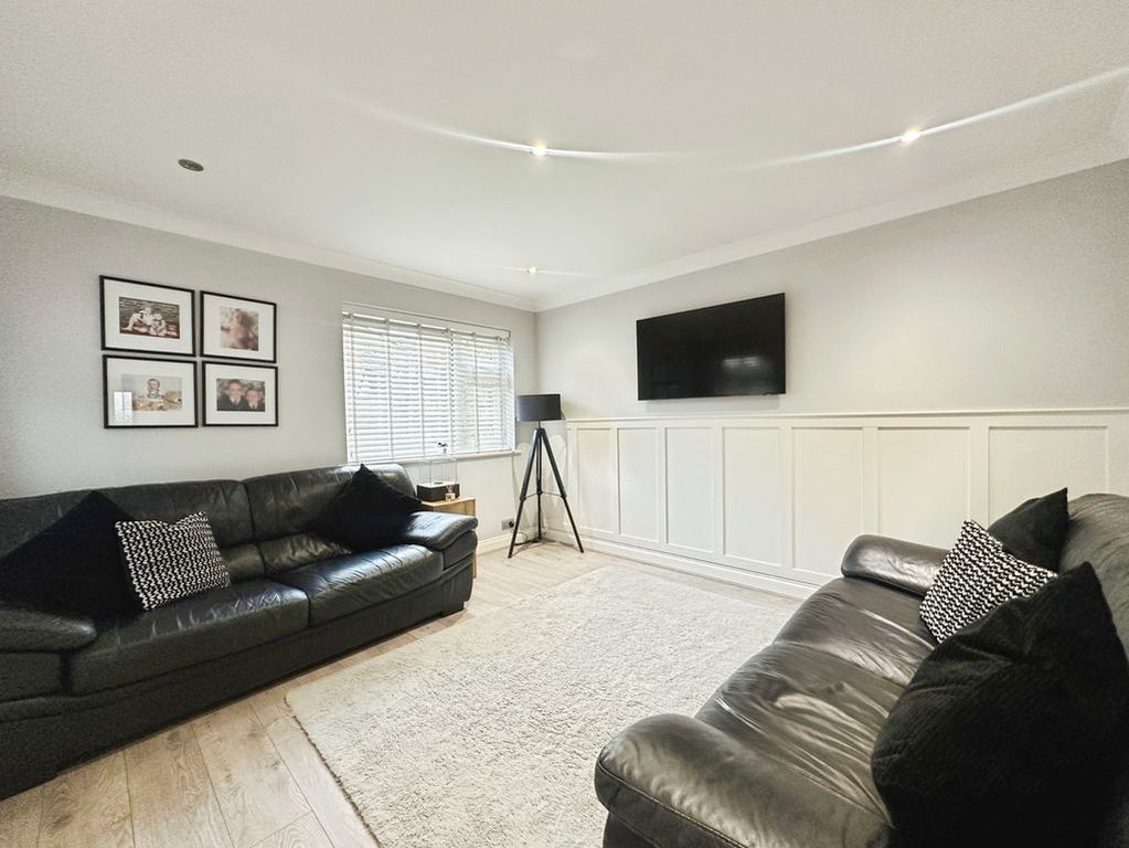 Property photo 3 of 15 Lounge