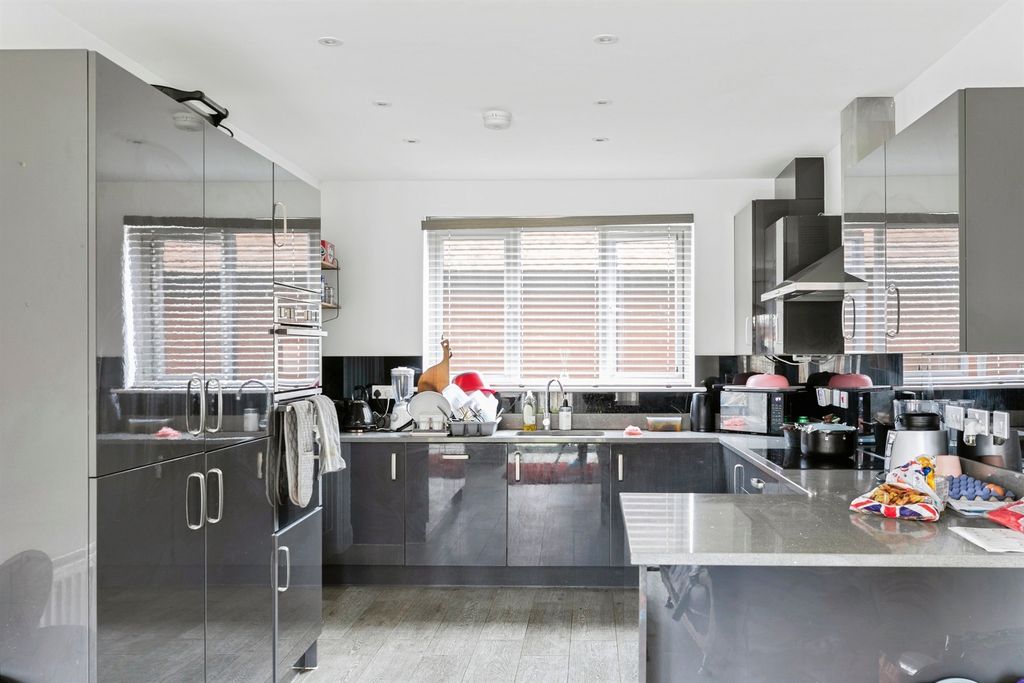 Property photo 2 of 20