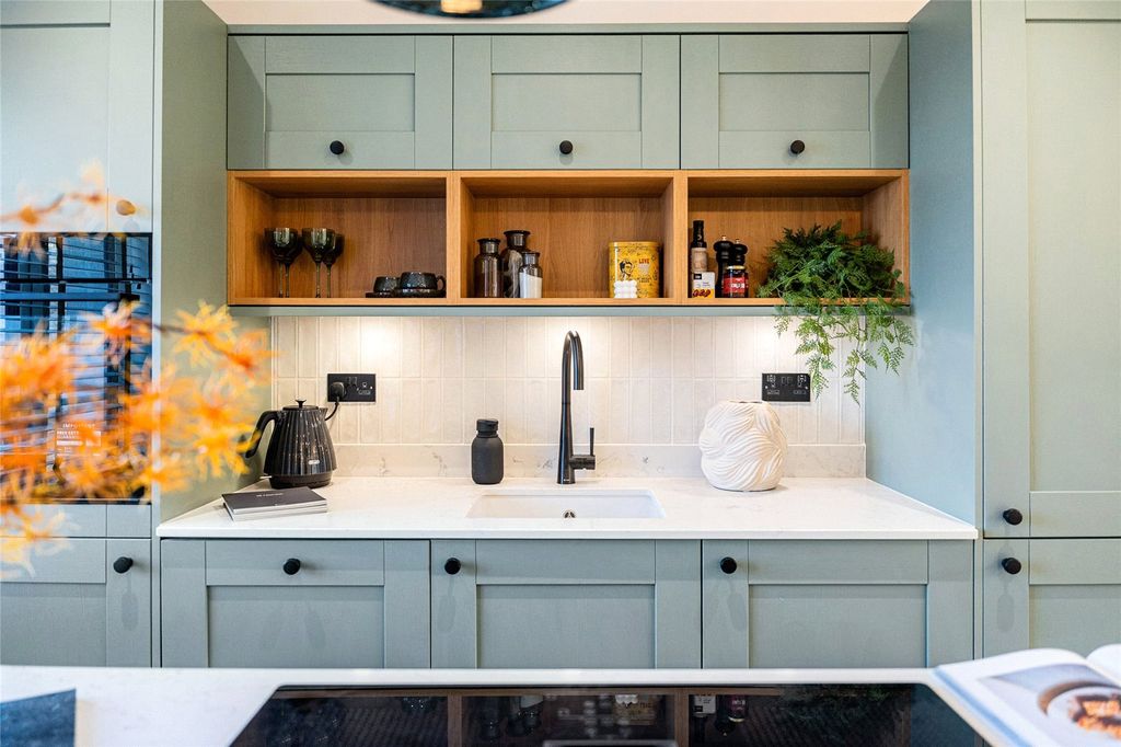 Property photo 3 of 11 Kitchen