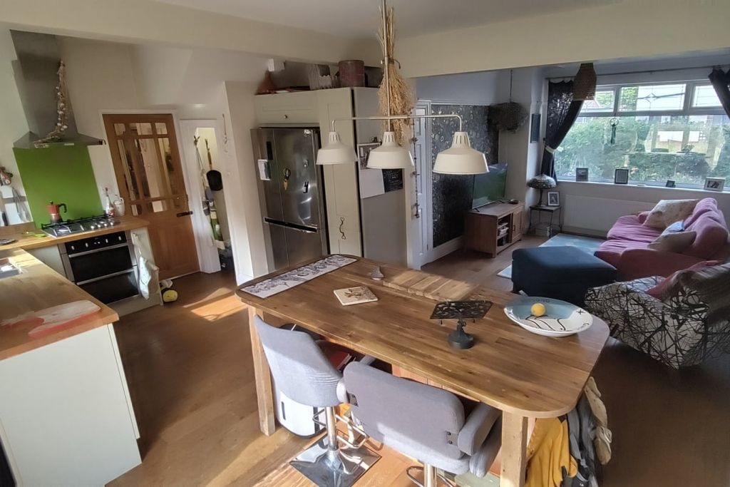 Property photo 2 of 27