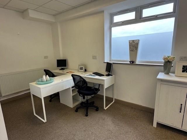 Property photo 3 of 7 Office 11