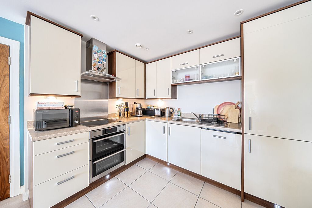 Property photo 2 of 16 1482430-18-6A3Bea...