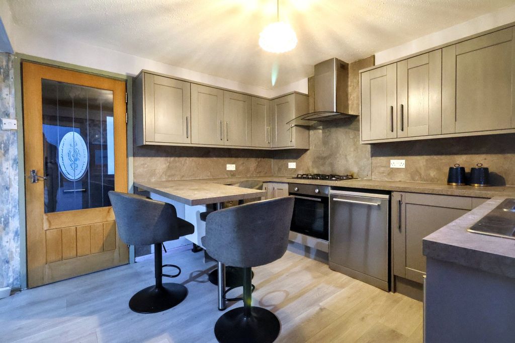 Property photo 2 of 16 Picture No. 13