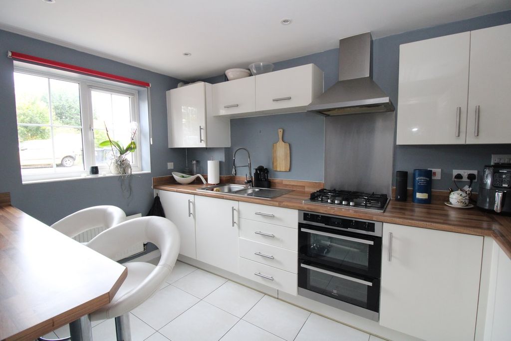 Property photo 3 of 11 Kitchen