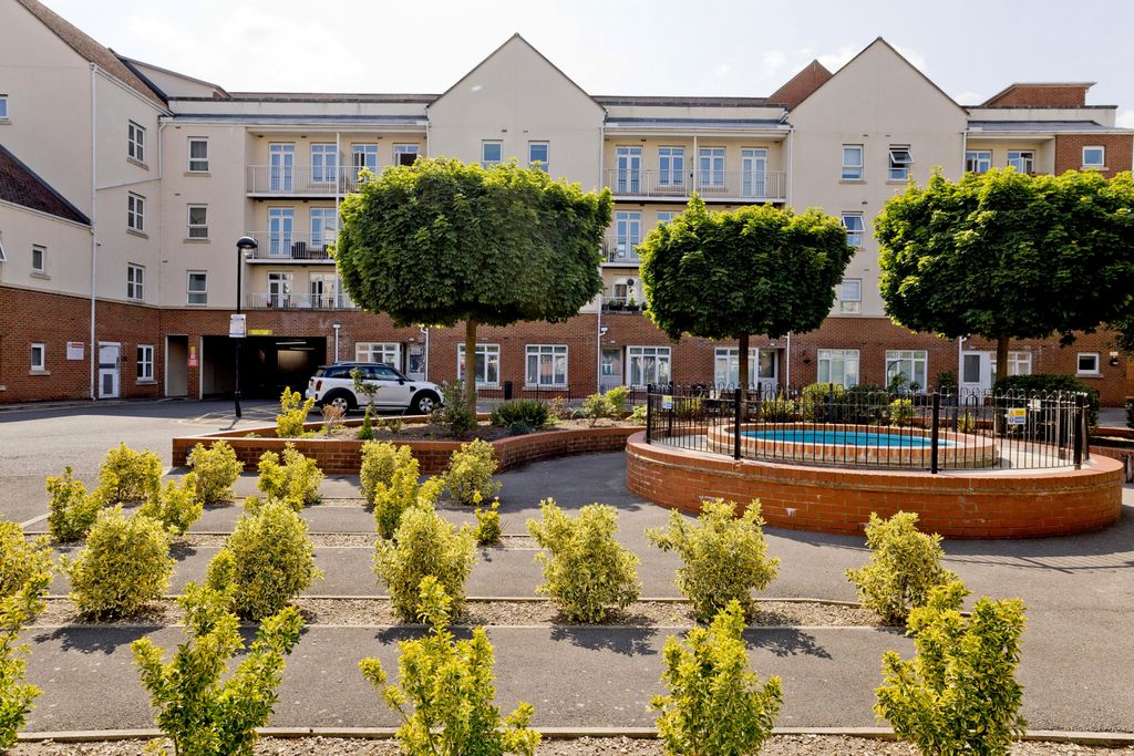 Property photo 1 of 10 Stylish 1-Bedroom Ground Floor Apartment In Gated Development Â€“ N20