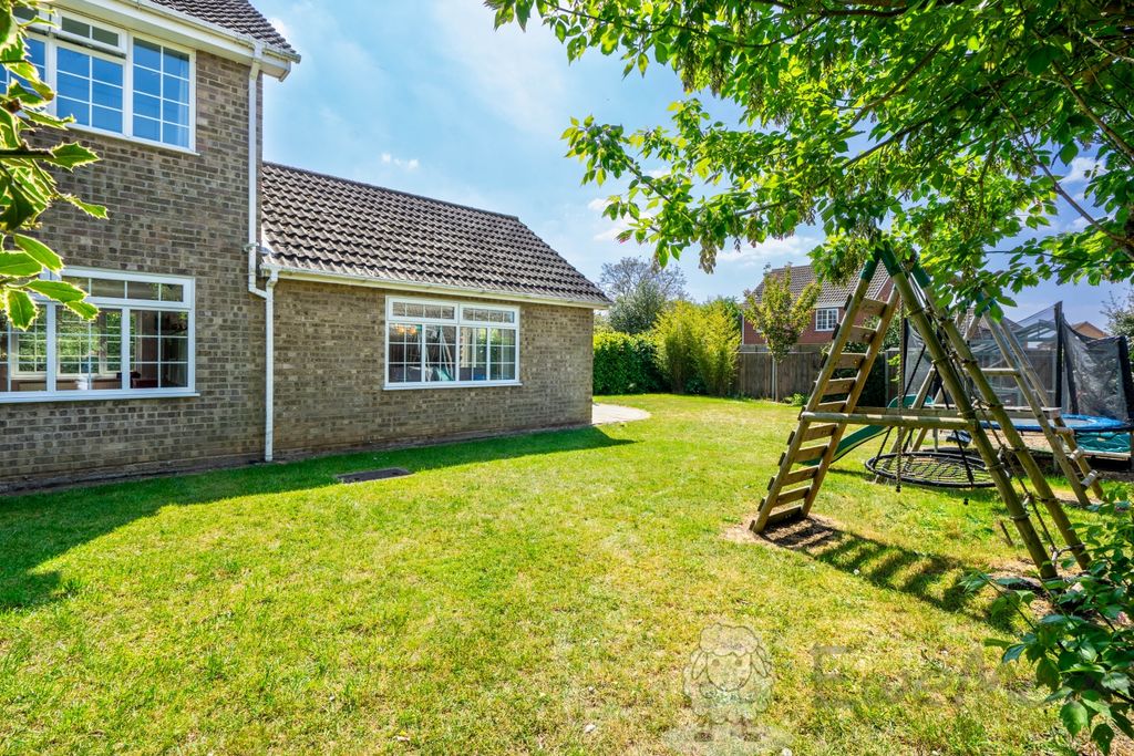 Property photo 3 of 12 Substantial Garden
