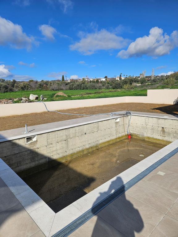 Property photo 2 of 27