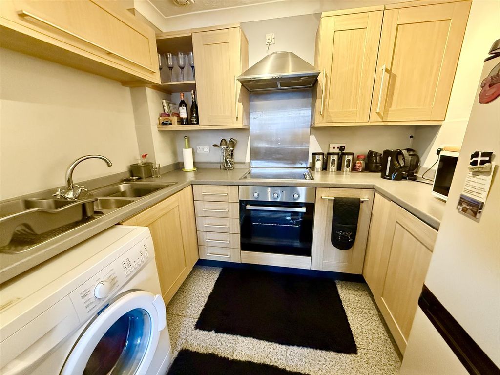 Property photo 3 of 8 Kitchen