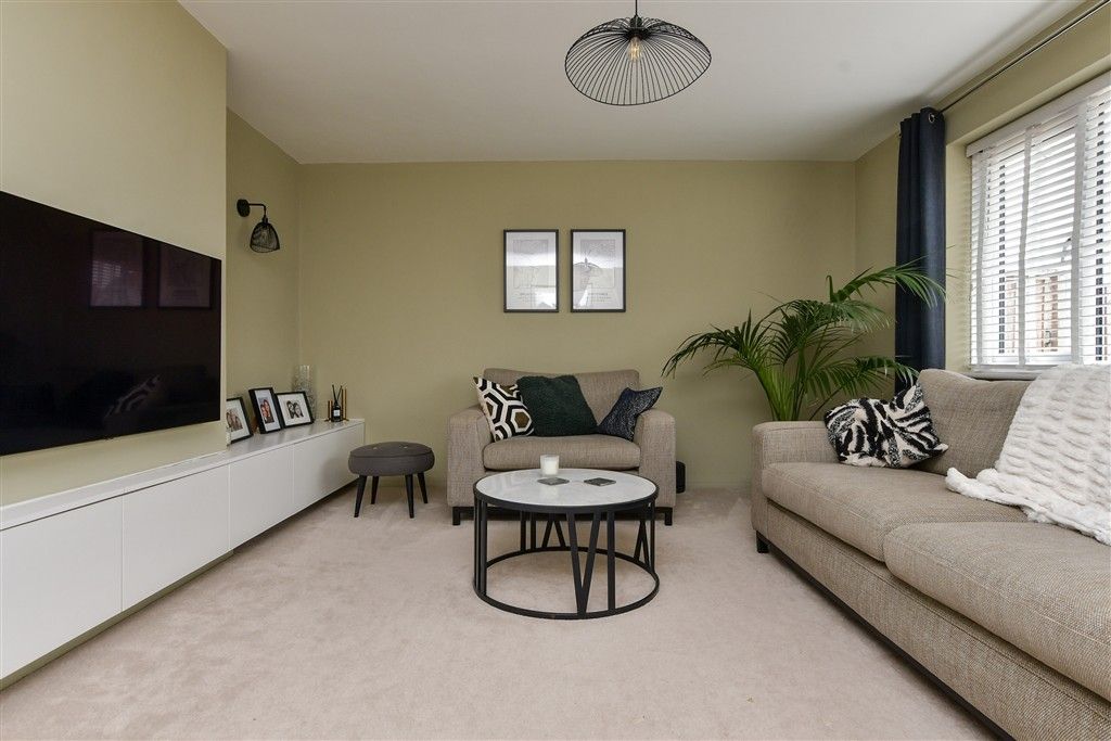 Property photo 2 of 16 Lounge
