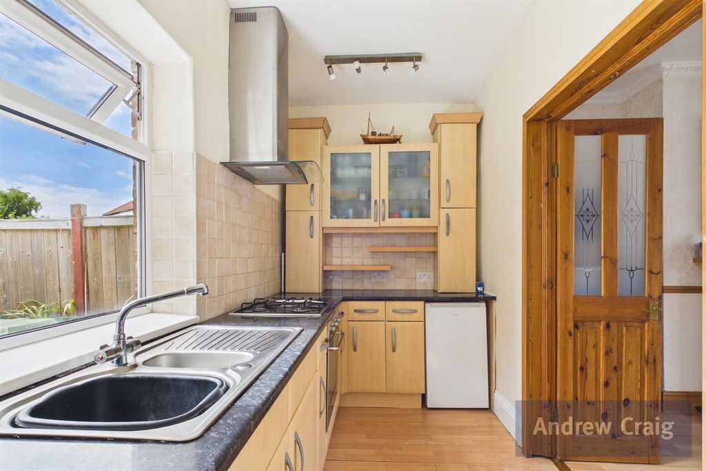 Property photo 3 of 12 Kitchen