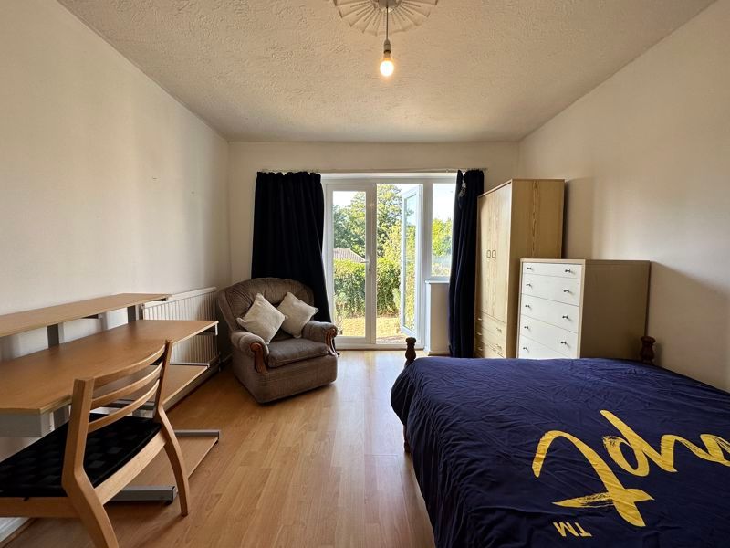 Property photo 1 of 8 Photo 4