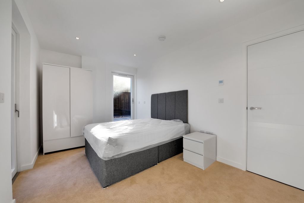 Property photo 3 of 8 Bedroom