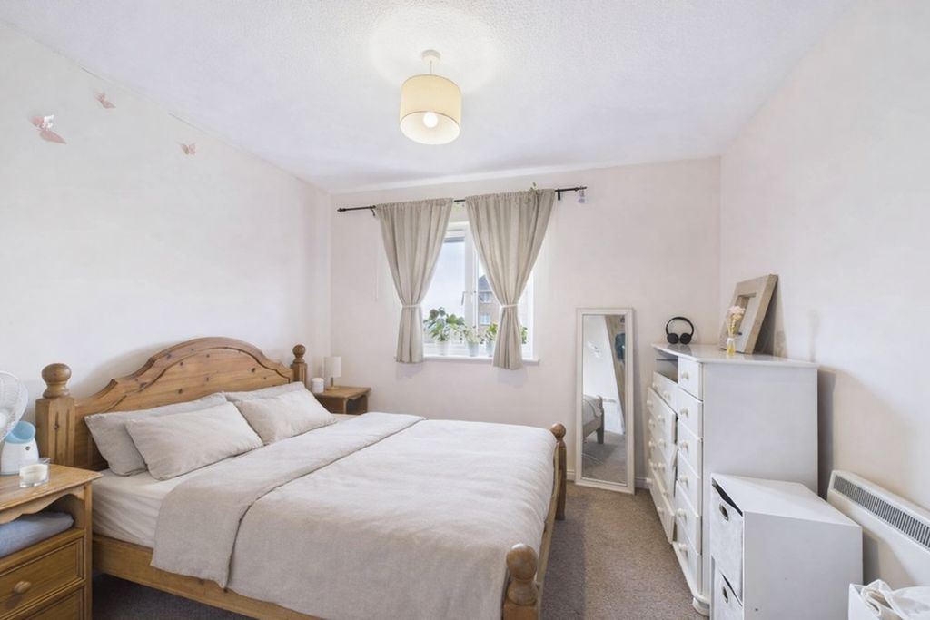 Property photo 3 of 8 2611B932-96cc-471c-8E65-67B0E6Cbf6Aa