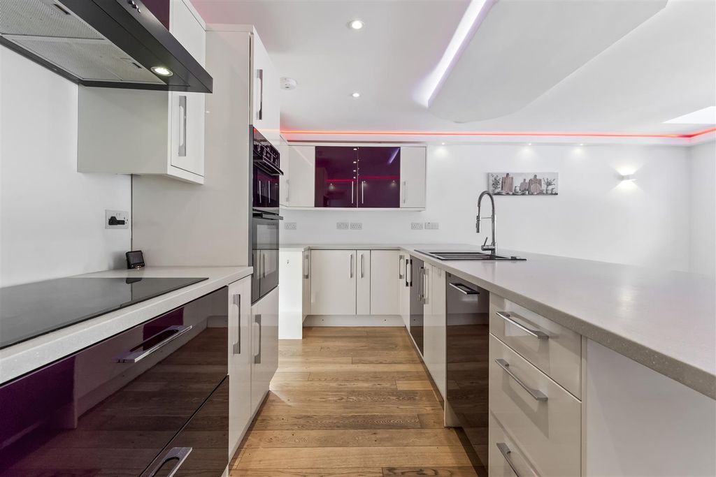 Property photo 3 of 28 8 Courtlands Close-027.Jpg