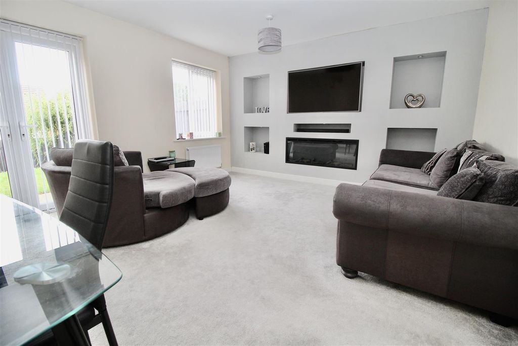 Property photo 2 of 17 Lounge