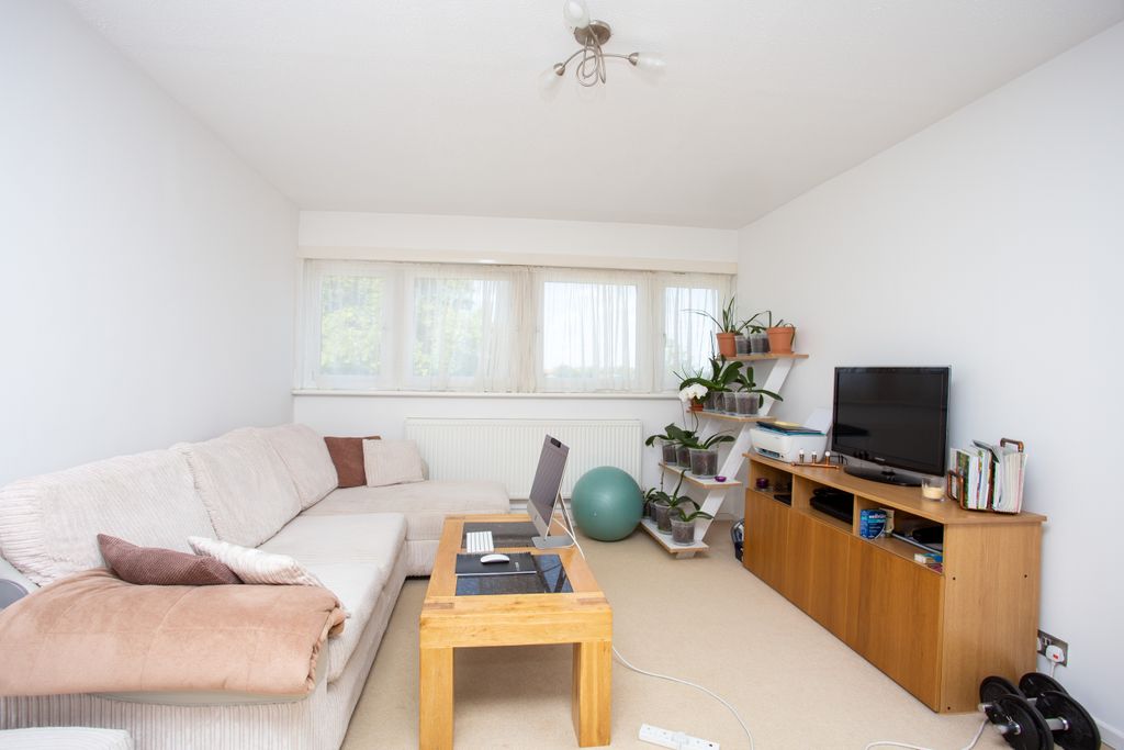 Property photo 3 of 7 162 Acacia Rd-6.Jpg