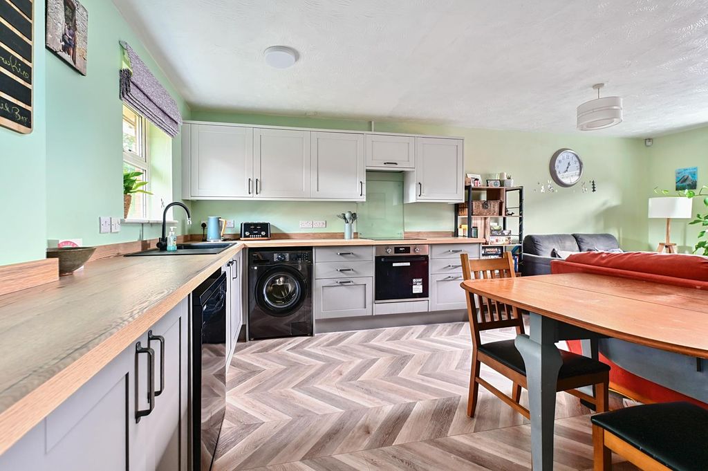 Property photo 2 of 9 Kitchen