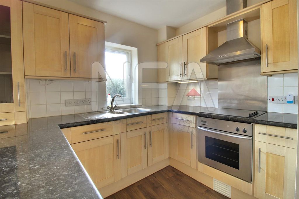 Property photo 2 of 8 Kitchen