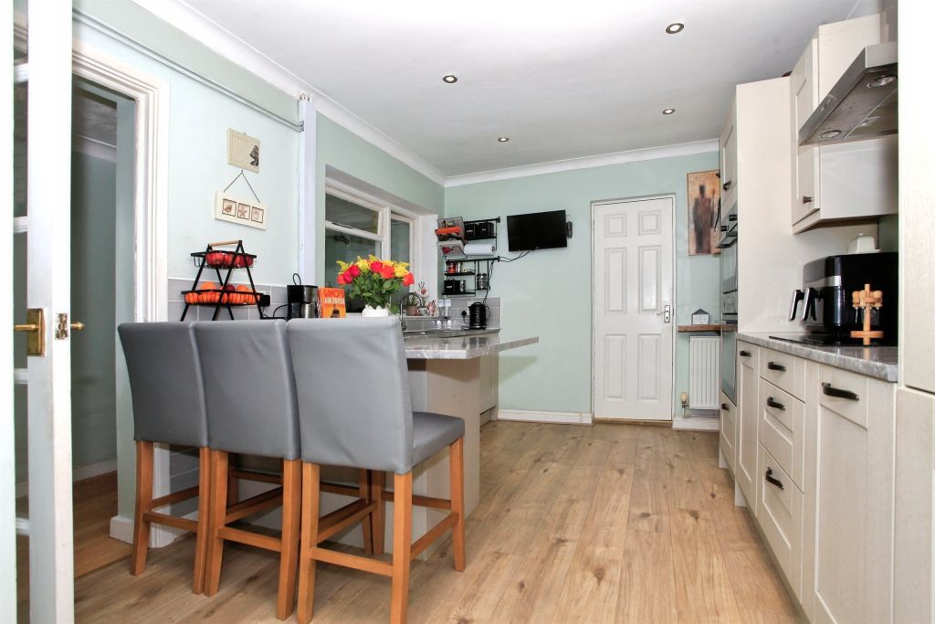 Property photo 3 of 30 Kitchen/Breakfast Room