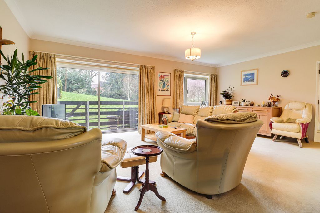 Property photo 2 of 14 Lounge