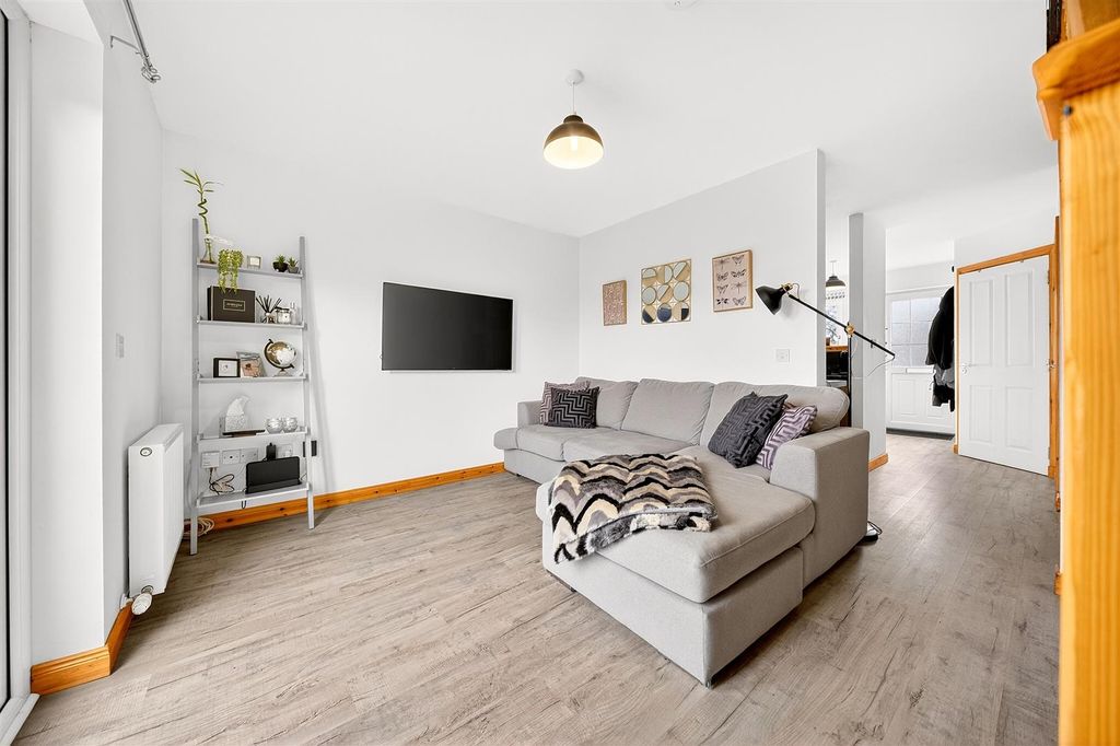 Property photo 2 of 16 Lounge