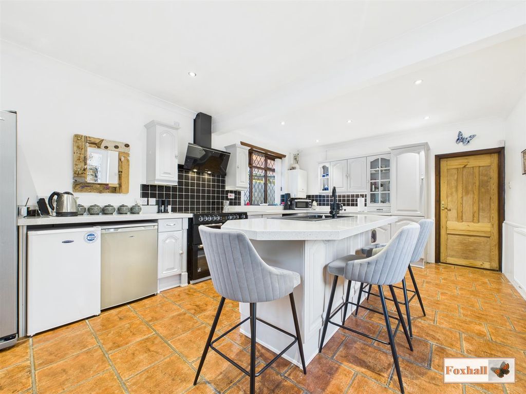 Property photo 3 of 25 Kitchen