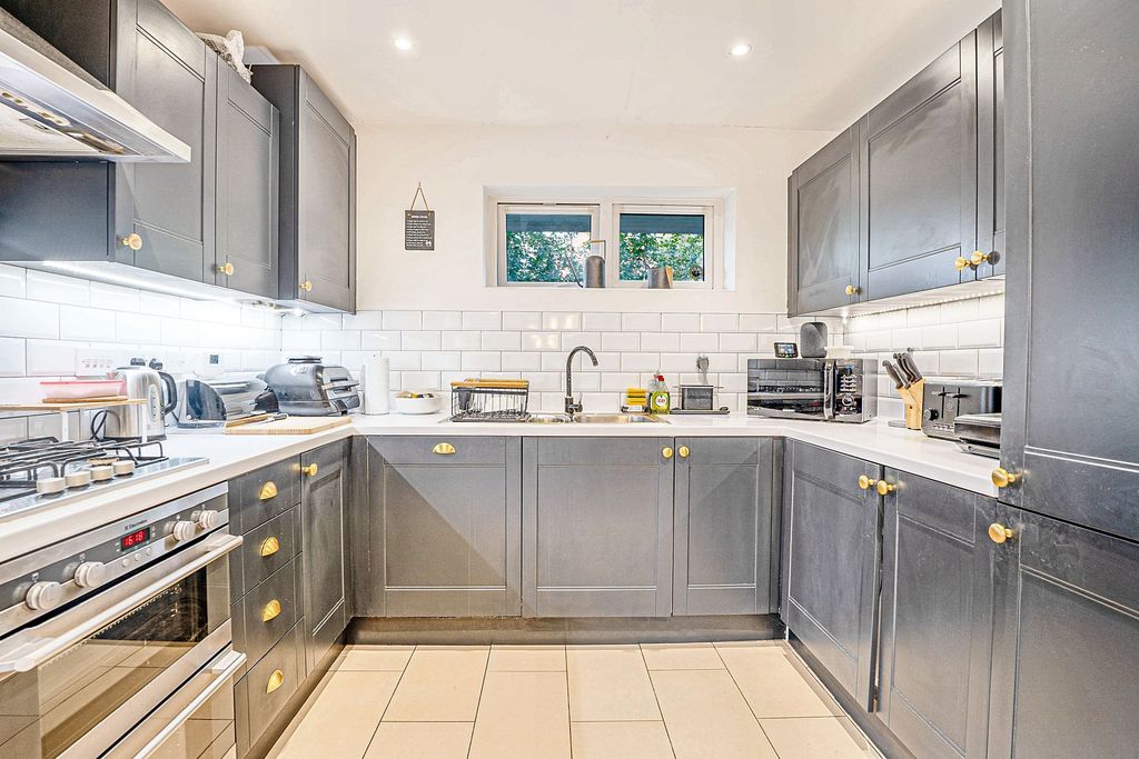 Property photo 2 of 27