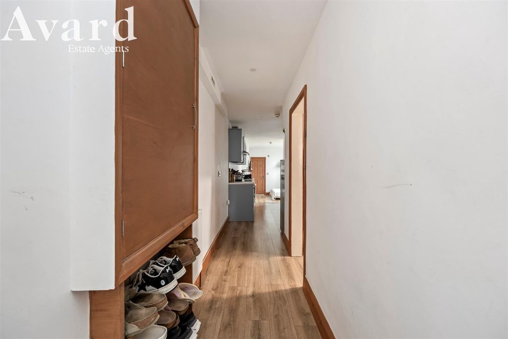 Property photo 3 of 22 Buckingham Road, 56A-012.Jpg